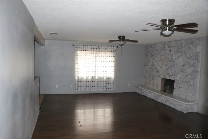 Livingroom w fireplace
