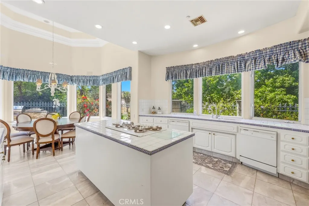 With the amount of windows in the kitchen and eating area, mornings are a delight!