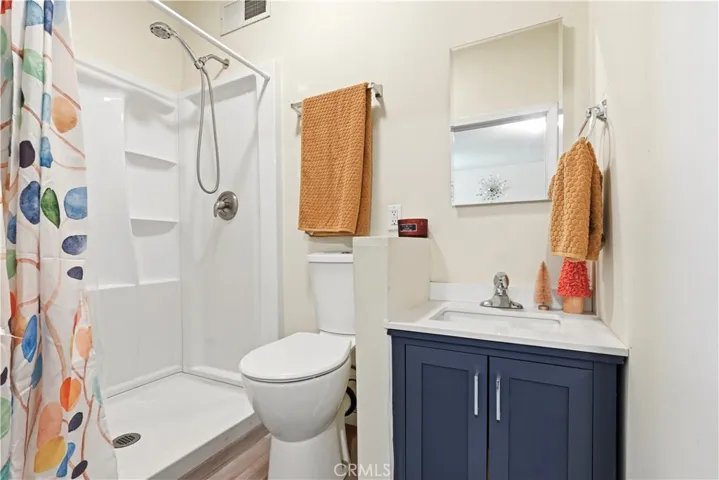 STUDIO BATHROOM 3