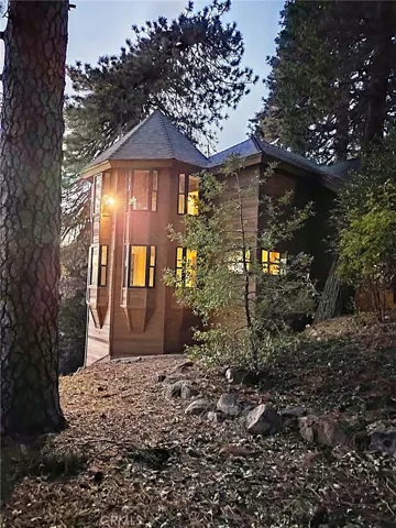 TURRET- UPPER IS MASTER RETREAT, LOWER IS DINING ROOM