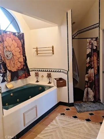 MASTER JETTED TUB AND SUNKEN SHOWER