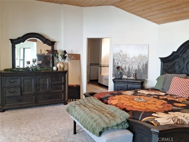 MASTER TOWARD BATHROOM