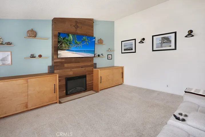Living Room w Vaulted ceiling and fireplace
