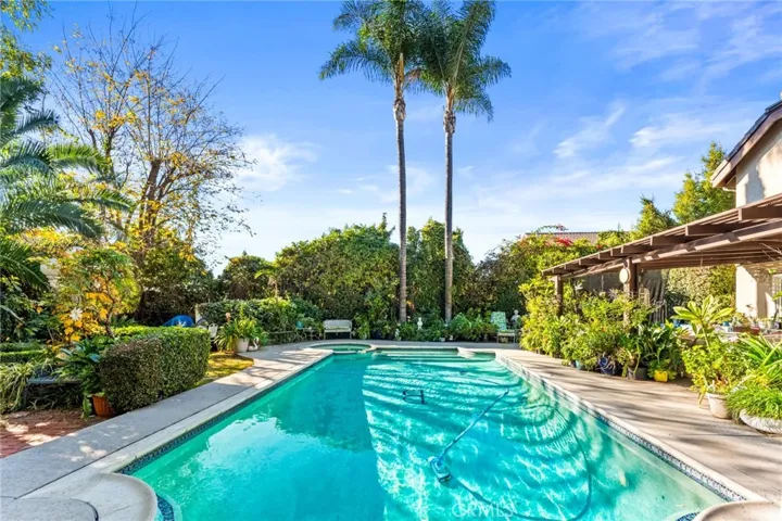 Massive sparkling pool & spa - both heated
