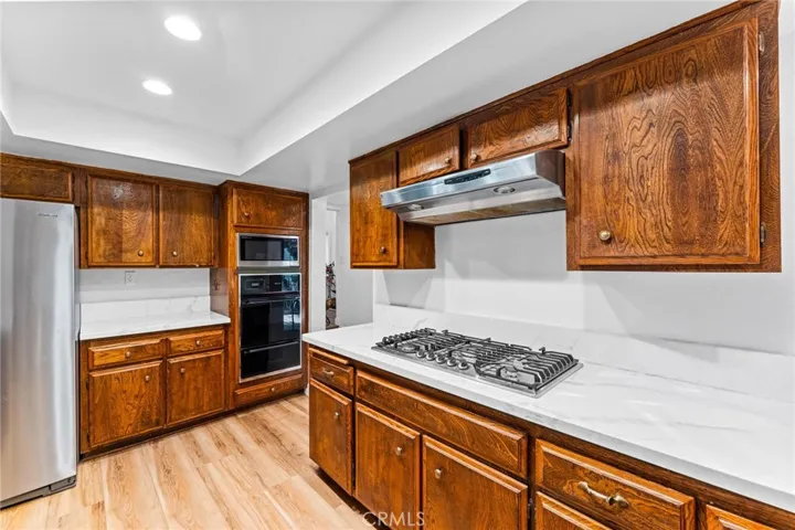 upgraded gas cooktop and stainless steel appliances