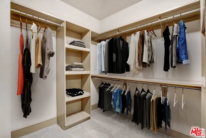 Expansive closet