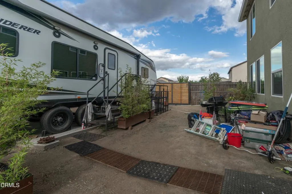 32_side_exterior_1