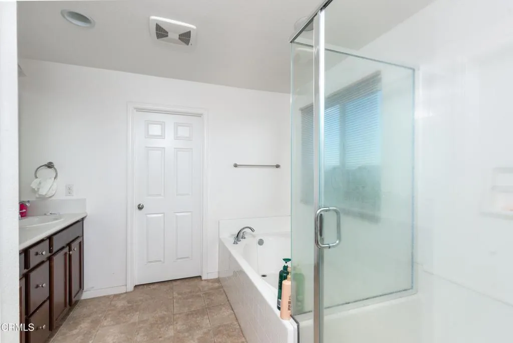 28_master_bathroom_2