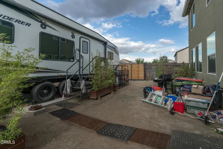 32_side_exterior_1