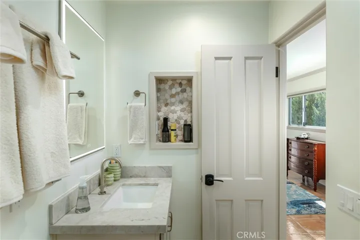 Additional niche with outlet to store personal appliances