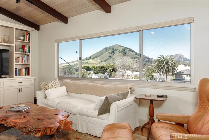 Stunning views expand the spacious feeling