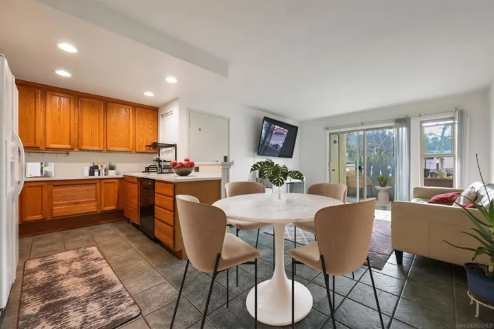 https://zimg.paragon.ice.com/ParagonImages/Property/PA/SDMLS/-521532/24/533/400/69c27eba2d086829bbe64908daa53d53/3/a89fca2e319d95a7b13cbb4e8be62438/-521532-d35d5786-6ab5-46af-8356-6c7743f728c0.JPG