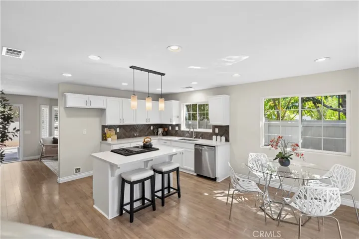 Kitchen & Dining