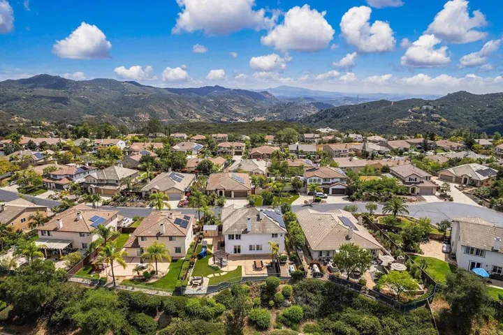 27853 Dogwood Gln, Escondido, California 92026