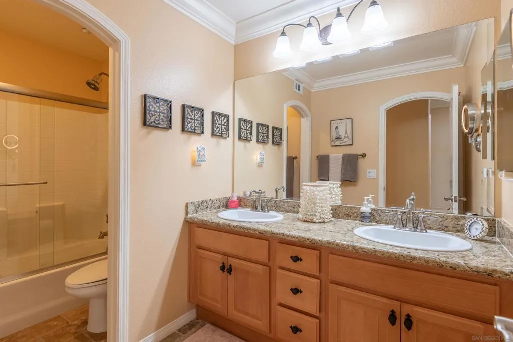 Upstairs Full Bathroom
