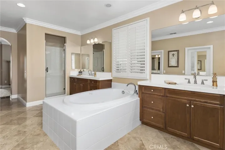 Primary suite ensuite bath