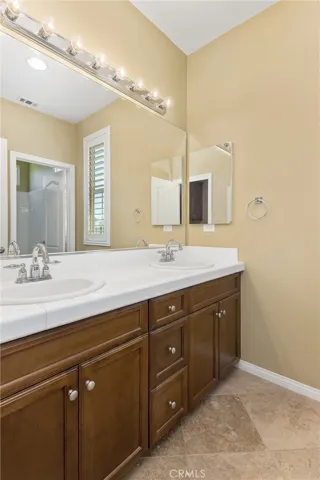 Upstairs shared bathroom #2