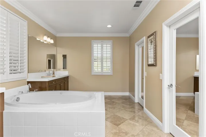 Primary suite ensuite bath