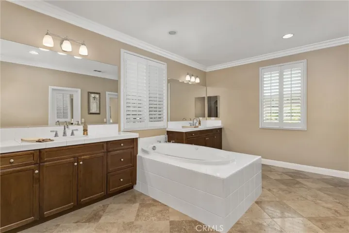 Primary suite ensuite bath