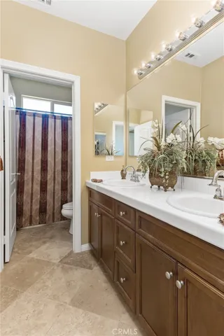 Upstairs shared bathroom #1