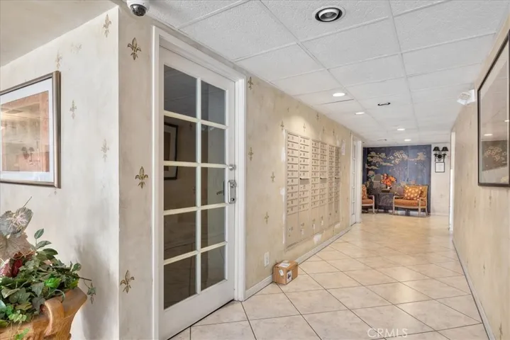 Lobby & Mailboxes