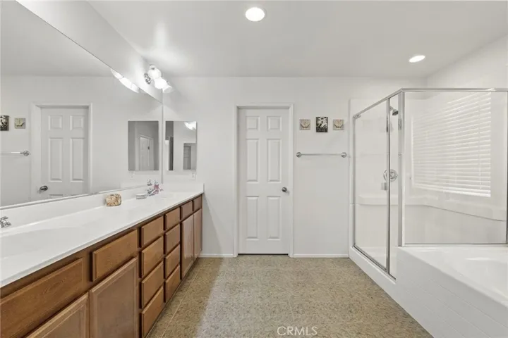 Master Suite Bathroom w/ dual vanity, separate shower & soaking tub