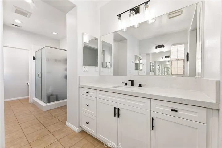 Primary bedroom en suite