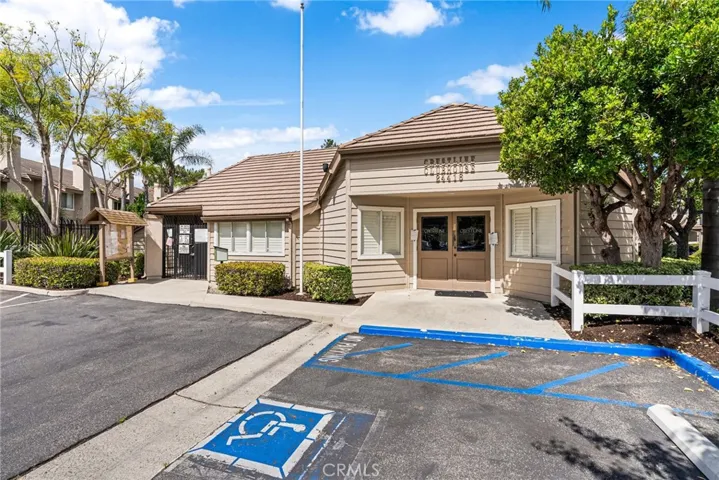 HOA Pools, Spas & a Clubhouse!