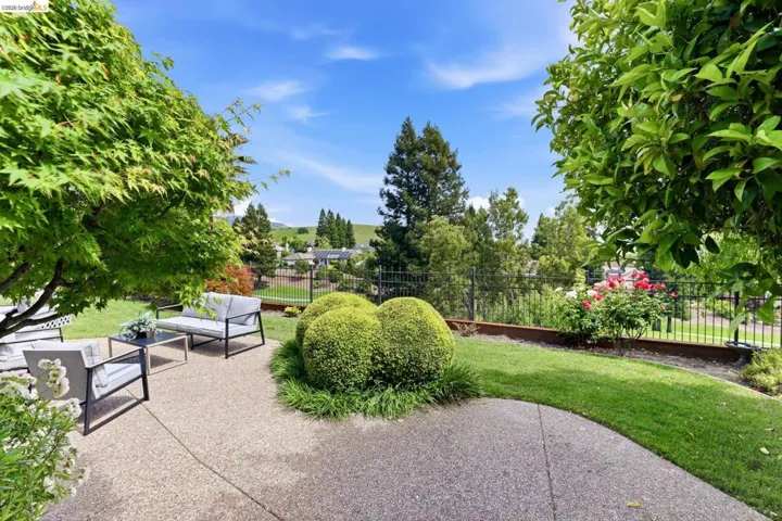 Surrounding community with outdoor seating