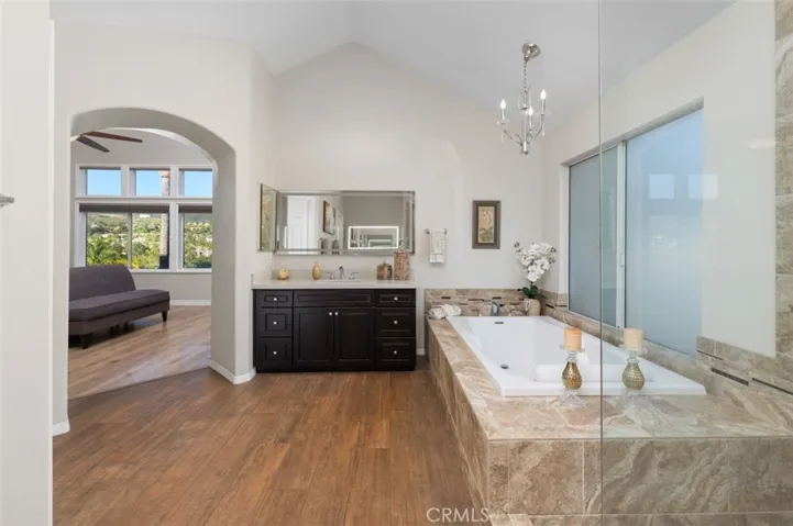 Exquisite soaking bathtub
