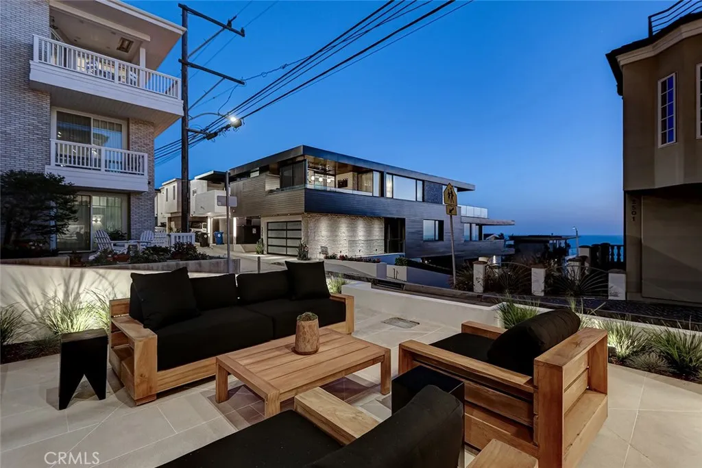 walk-street patio