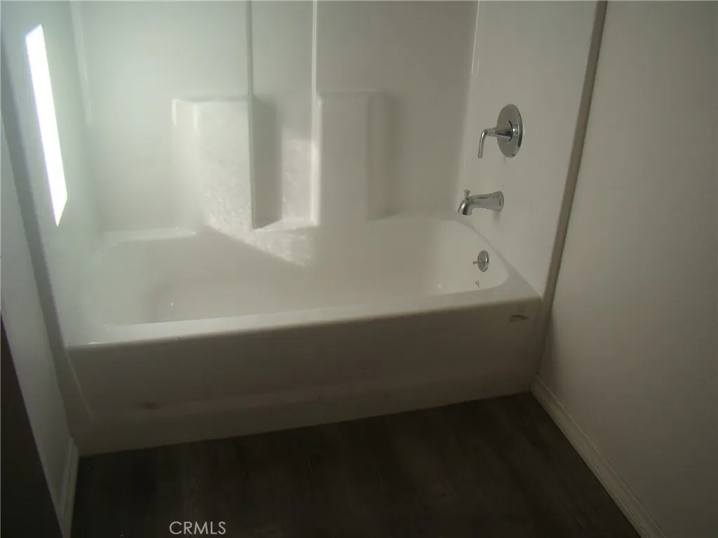 Bath tub