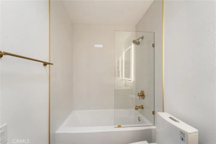 Guest Bathroom with Tub