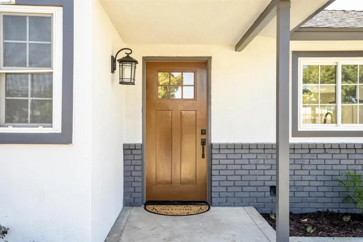 Doorway to property with stucco siding and a porch