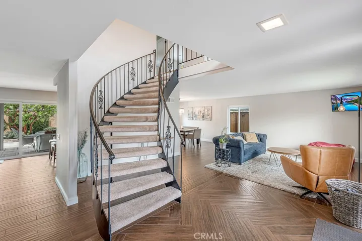 Curving staircase