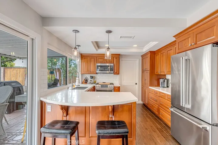 Gas stove, microwave, dishwasher and breakfast bar