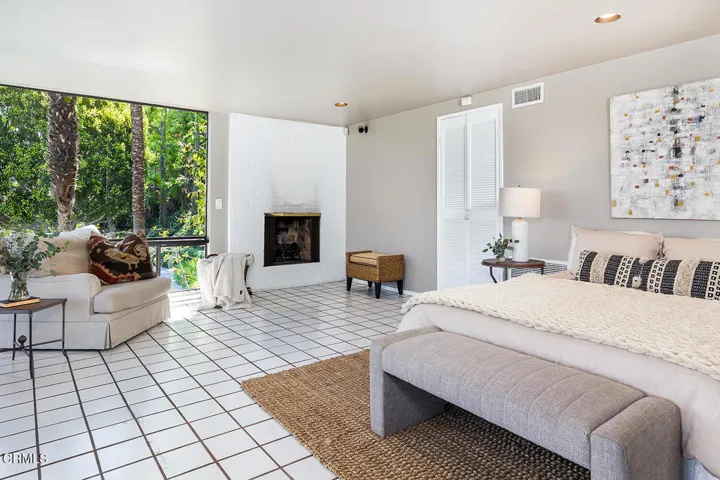 1018 Glen Oaks Blvd 049-mls