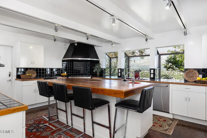 1018 Glen Oaks Blvd 027-mls