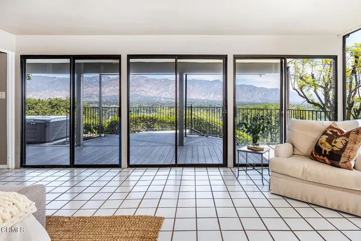 1018 Glen Oaks Blvd 052-mls