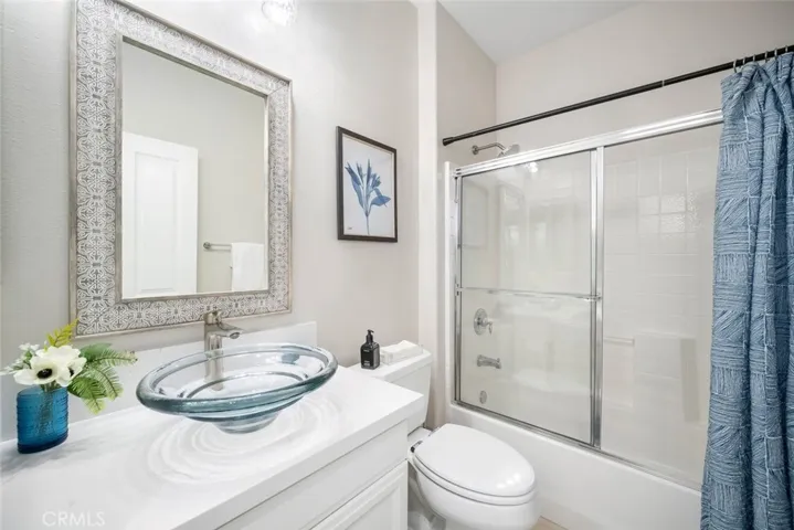 Hall bathroom with tub