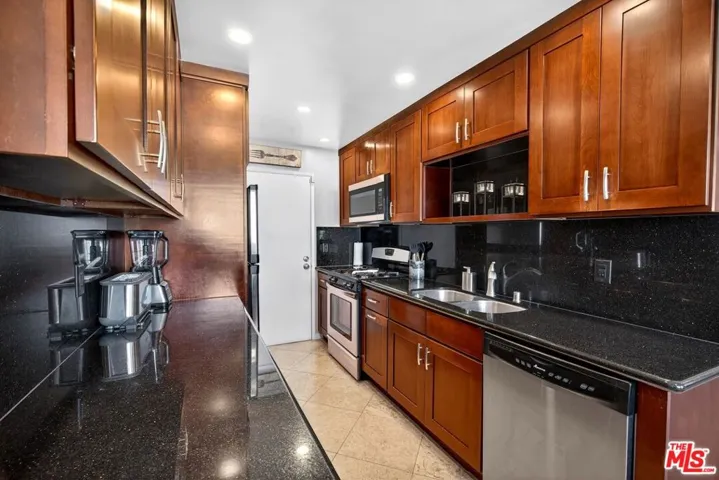 831 S Gretna Green Way 103, Los Angeles, California 90049