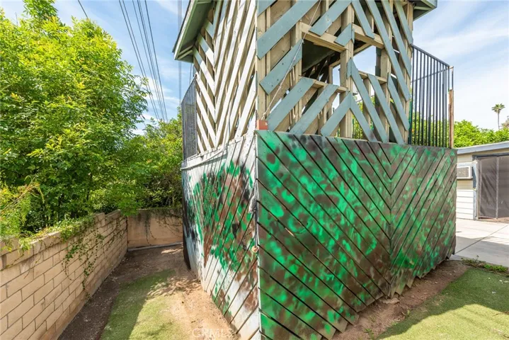 Fun fort on the side for kids