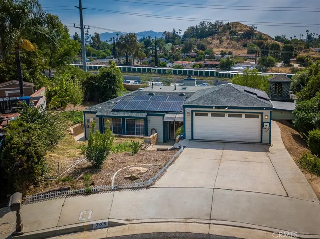 Great pool home in Riverside