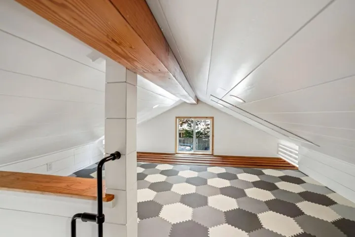 38-web-or-mls-Strawberry Valley Dr-S1604