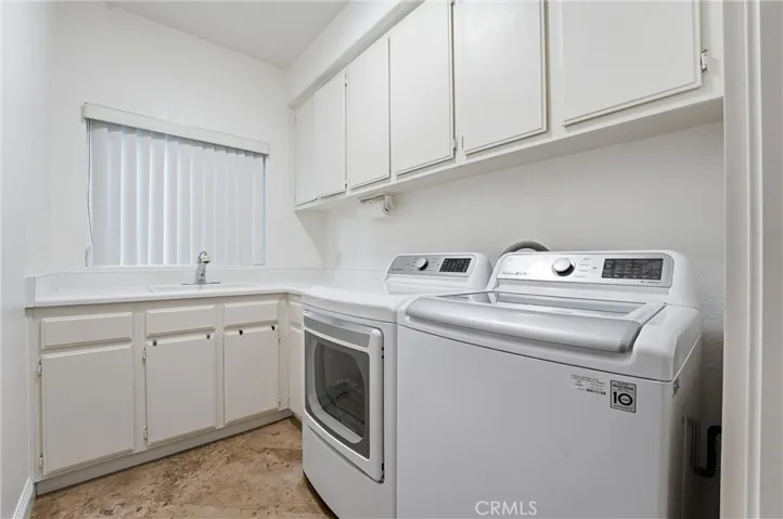 Downstirs laundry room