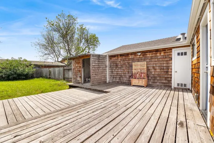 3/1 laundry shed and backyard