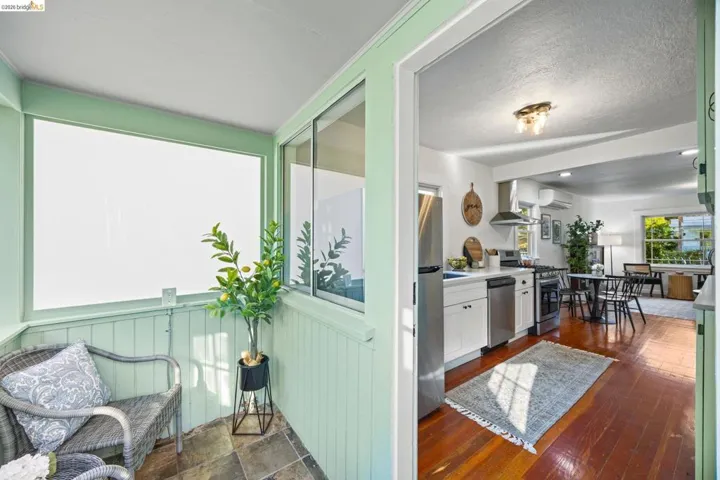 Sunroom / solarium with a wall mounted mini split