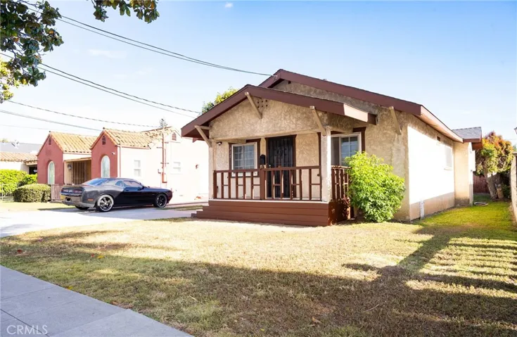 Front yard: Great potential
