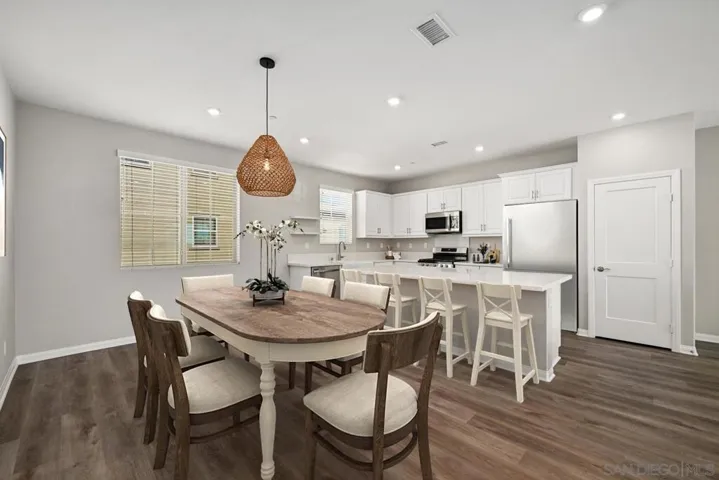 https://zimg.paragon.ice.com/ParagonImages/Property/PA/SDMLS/-516286/8/533/400/20eaf688ae612f03bc495905bf761b8c/3/ab3b22b37117126f14f71cdef702d926/-516286-dfcba6f7-bef9-4482-bd60-27499c985cca.JPG
