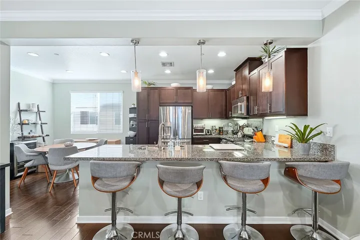 Kitchen eat-at breakfast bar